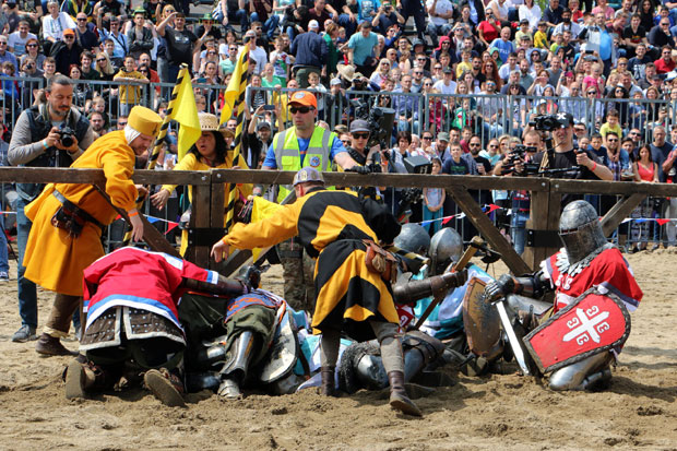 ВИТЕШКИМ БОРБАМА ОЖИВЕЛИ СРЕДЊИ ВЕК: Наша земља први пут домаћин светског првенства Битка нација (ФОТО)